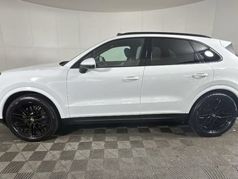 Used 2024 Porsche Cayenne AWD/4WD image 5
