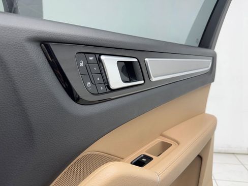 Used 2023 Porsche Cayenne Platinum Edition image 51