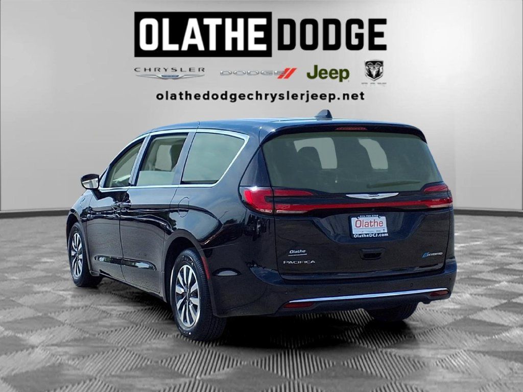 Used 2024 Chrysler Pacifica Limited FWD image 5