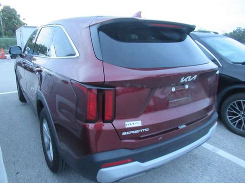 Used 2024 Kia Sorento LX FWD image 4