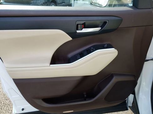 Used 2022 Toyota Highlander XLE image 19