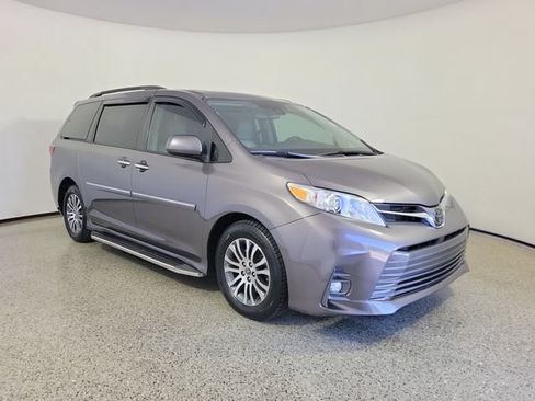 Used 2020 Toyota Sienna XLE Premium FWD image 4