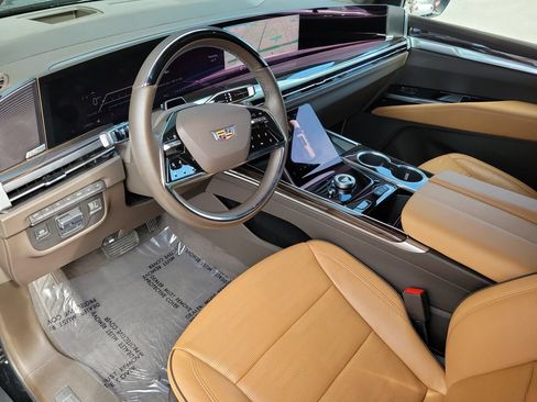 Used 2025 Cadillac Escalade ESV Premium Luxury w/ Touring Package AWD/4WD image 4