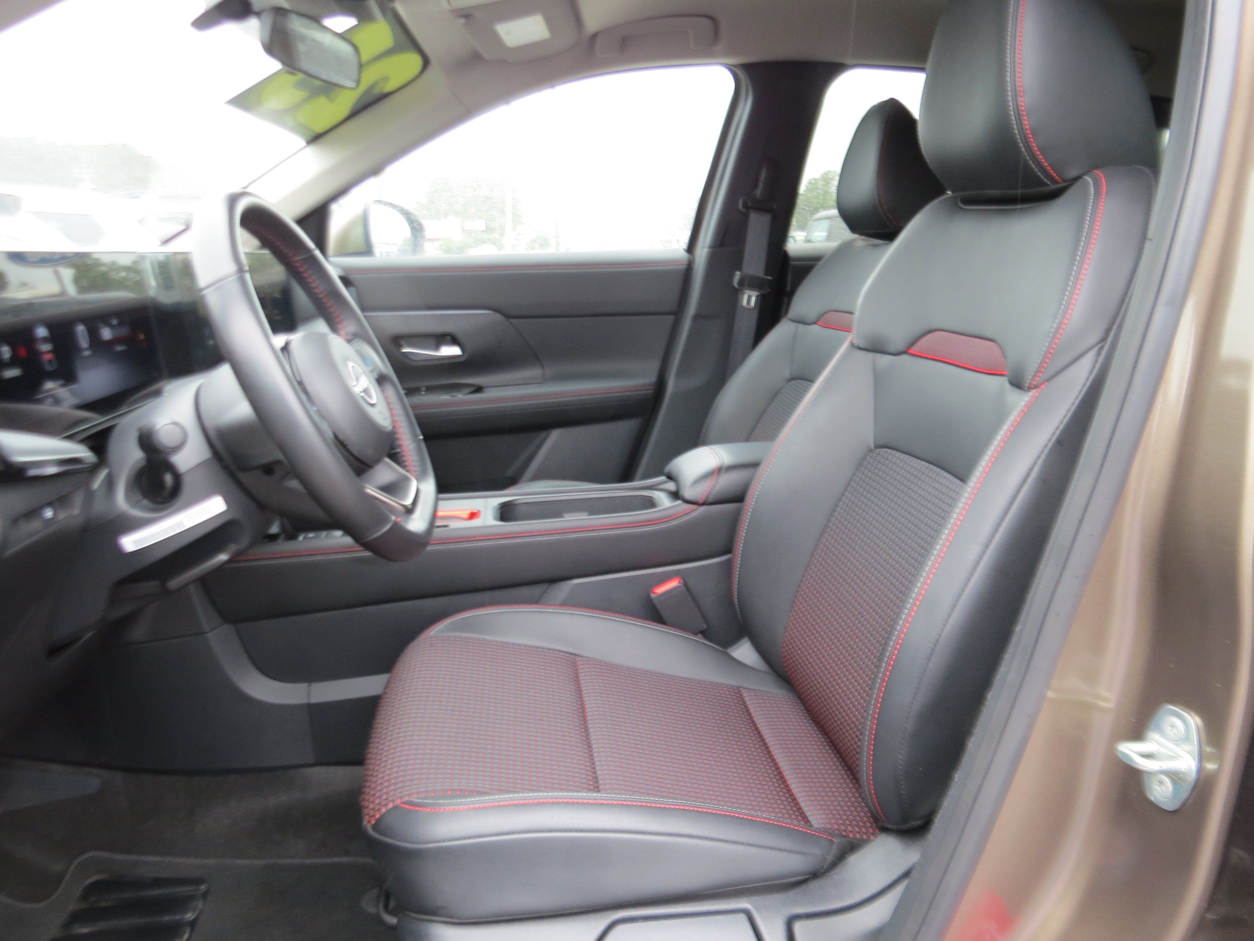 Used 2025 Nissan Kicks SR AWD/4WD image 13