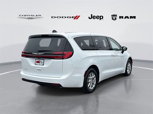 New 2026 Chrysler Pacifica Select image 3