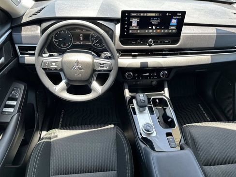 Used 2025 Mitsubishi Outlander ES FWD image 10