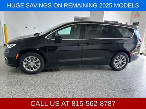 New 2025 Chrysler Pacifica Select AWD/4WD image 24