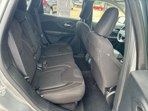 Used 2016 Jeep Cherokee Latitude FWD image 18