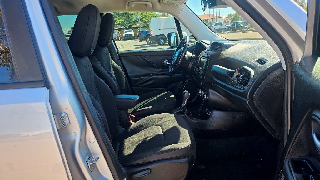 Used 2017 Jeep Renegade Altitude FWD image 19