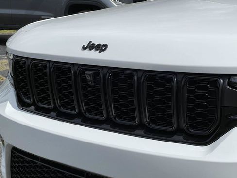 Used 2025 Jeep Grand Cherokee Limited w/ Luxury Tech Group II AWD/4WD image 42