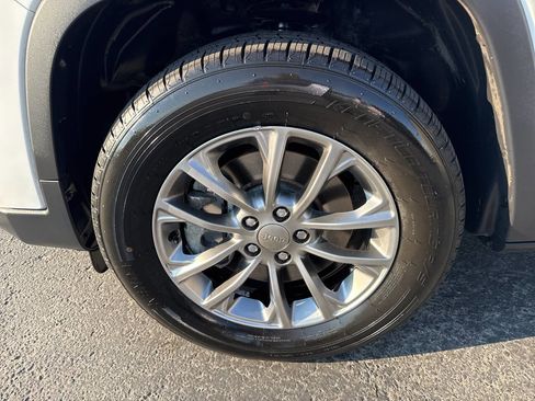 Used 2019 Jeep Cherokee Latitude Plus image 22