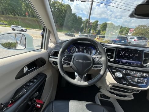Used 2022 Chrysler Pacifica Touring-L w/ Uconnect Theater Family Group FWD image 18