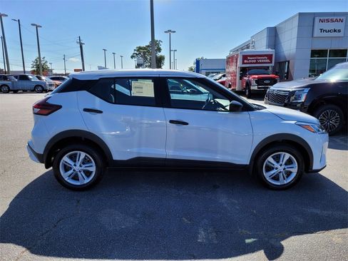 New 2025 Nissan Kicks Play S image 9