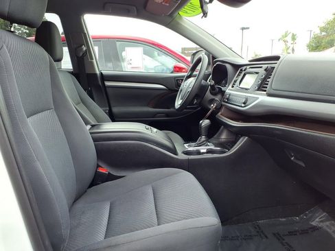 Used 2019 Toyota Highlander LE w/ Carpet Mat Package (TMS) image 9
