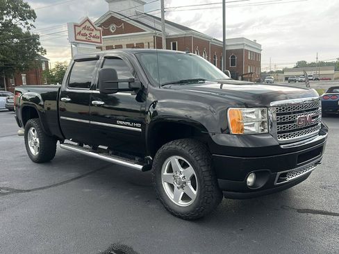 Used 2011 GMC Sierra 2500 Denali w/ Suspension Package, Off-Road AWD/4WD image 3