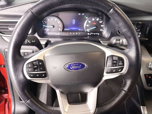Used 2022 Ford Explorer XLT w/ Equipment Group 202A image 3