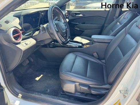 Used 2024 Chevrolet Trax RS w/ Sunroof Package FWD image 9
