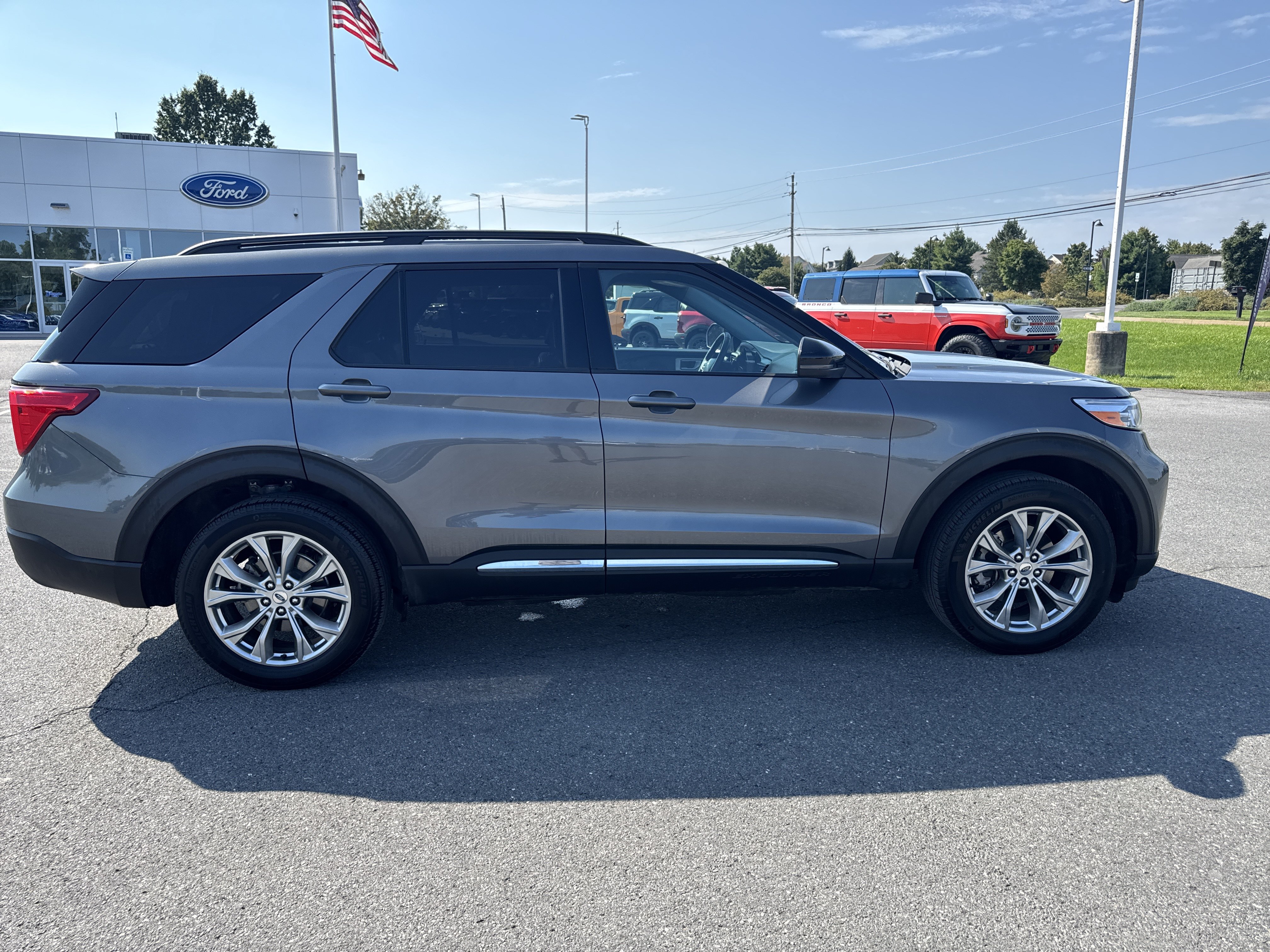 Used 2024 Ford Explorer XLT w/ Equipment Group 202A AWD/4WD image 2