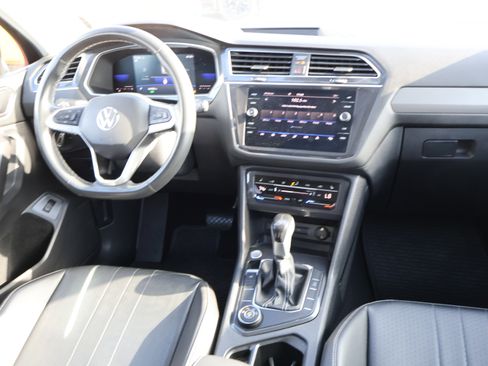Used 2022 Volkswagen Tiguan SE w/ Panoramic Sunroof Package image 15