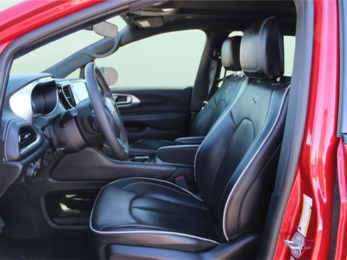 Used 2025 Chrysler Pacifica Limited image 12