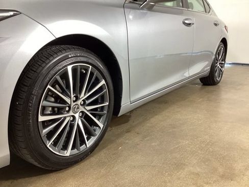 Used 2022 Lexus ES 300h w/ Premium Package FWD image 2