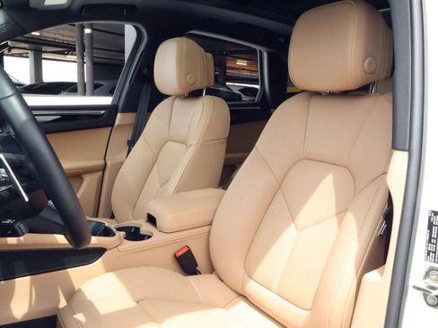 Certified 2025 Porsche Macan image 5