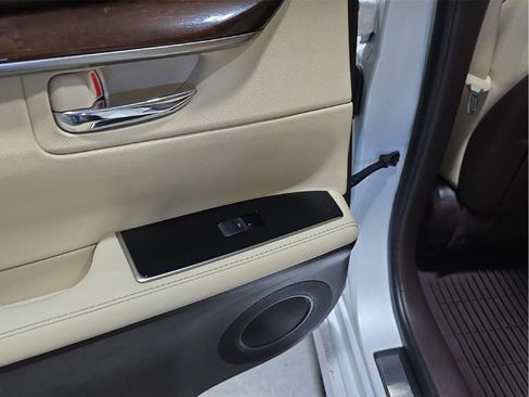 Used 2016 Lexus ES 350 w/ Luxury Package w/Wood Trim image 24