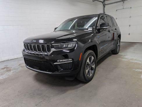 Used 2022 Jeep Grand Cherokee Limited 4xe w/ Luxury Tech Group II AWD/4WD image 11