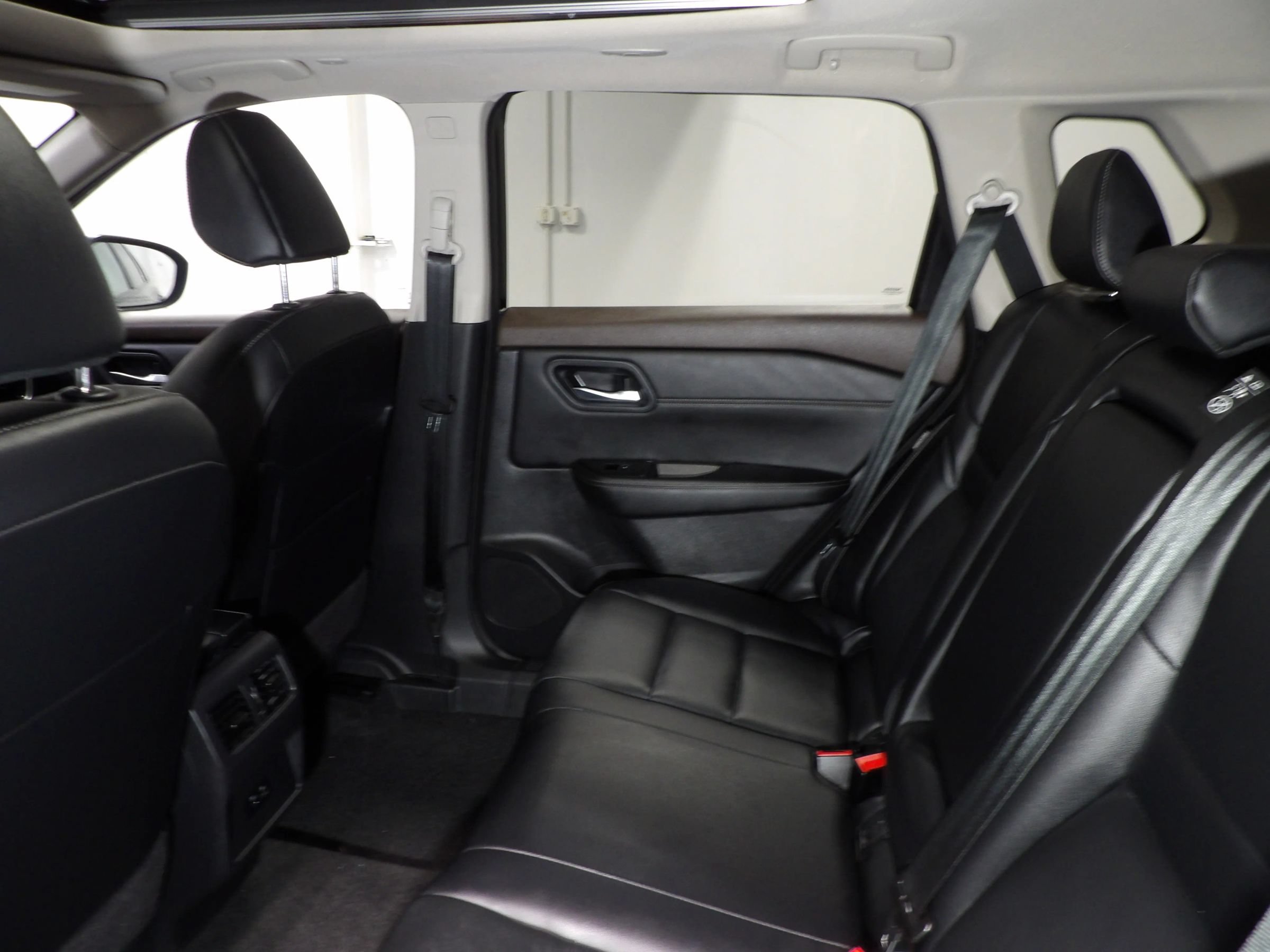 Used 2023 Nissan Rogue SL FWD image 11