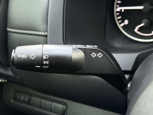 Used 2024 Nissan Pathfinder S image 9