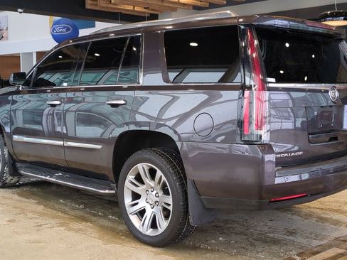 Used 2015 Cadillac Escalade Luxury image 3