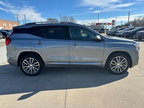 Used 2024 GMC Terrain Denali w/ Denali Premium Package AWD/4WD image 7