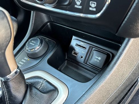 Used 2014 Jeep Cherokee Limited w/ Luxury Group AWD/4WD image 17