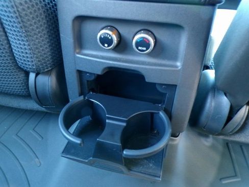 Used 2005 Nissan Pathfinder SE Off-Road image 13