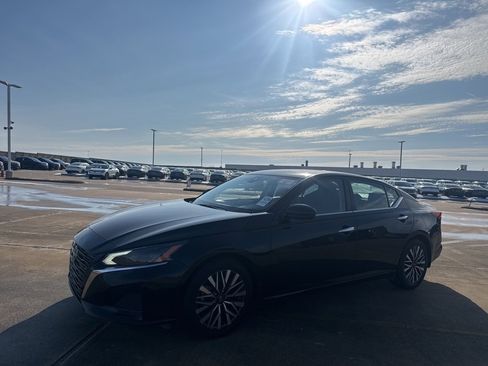 Certified 2023 Nissan Altima 2.5 SV w/ SV Premium Package image 6