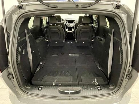Used 2025 Chrysler Pacifica Limited image 12
