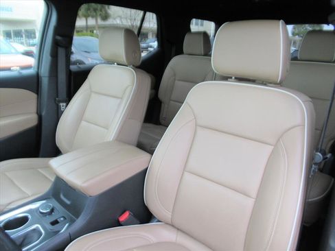 Used 2023 Chevrolet Traverse Premier image 17