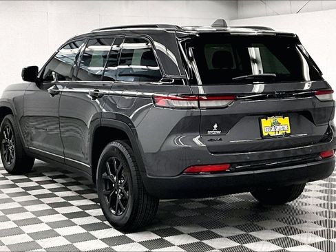 Used 2024 Jeep Grand Cherokee Altitude AWD/4WD image 3