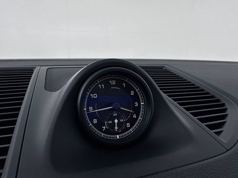 Certified 2025 Porsche Macan AWD/4WD image 35