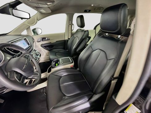 Used 2023 Chrysler Pacifica Touring-L FWD image 13