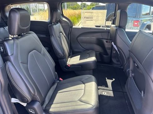 New 2026 Chrysler Pacifica Select image 11