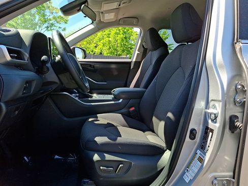 Certified 2025 Toyota Highlander LE FWD image 14