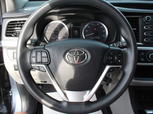 Used 2019 Toyota Highlander LE FWD image 14