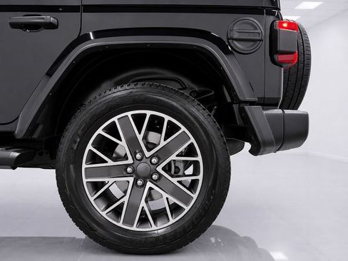 Used 2023 Jeep Wrangler Unlimited Sahara w/ Cold Weather Group AWD/4WD image 9
