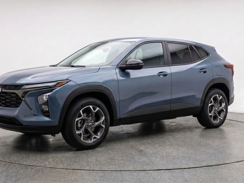 Used 2025 Chevrolet Trax LT w/ LT Convenience Package FWD image 3