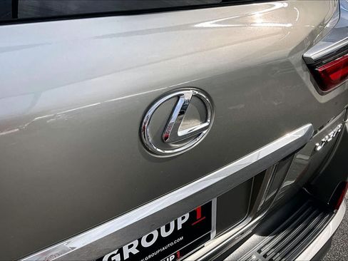 Used 2020 Lexus LX 570 4WD w/ Luxury Package image 31