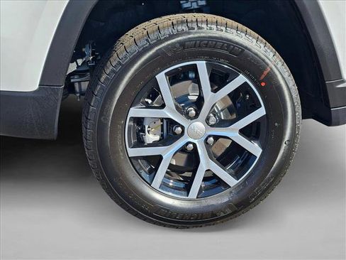 New 2025 Jeep Grand Cherokee Limited w/ Luxury Tech Group II RWD image 10