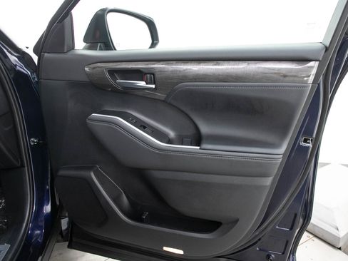 Used 2025 Toyota Highlander Limited AWD/4WD image 12