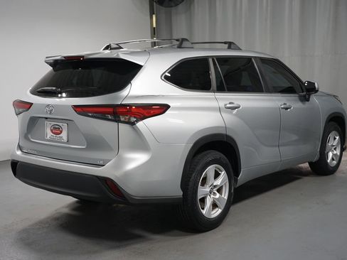 Used 2023 Toyota Highlander LE image 8