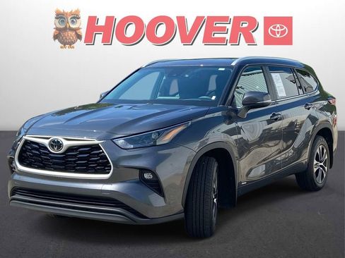 Used 2025 Toyota Highlander XLE AWD/4WD image 3